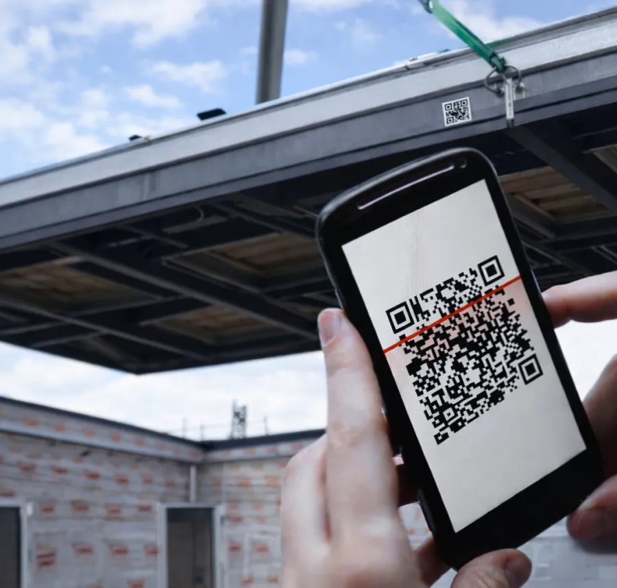 Controle RoofConnect paneel plat dak door het scannen van de QR code op het paneel
